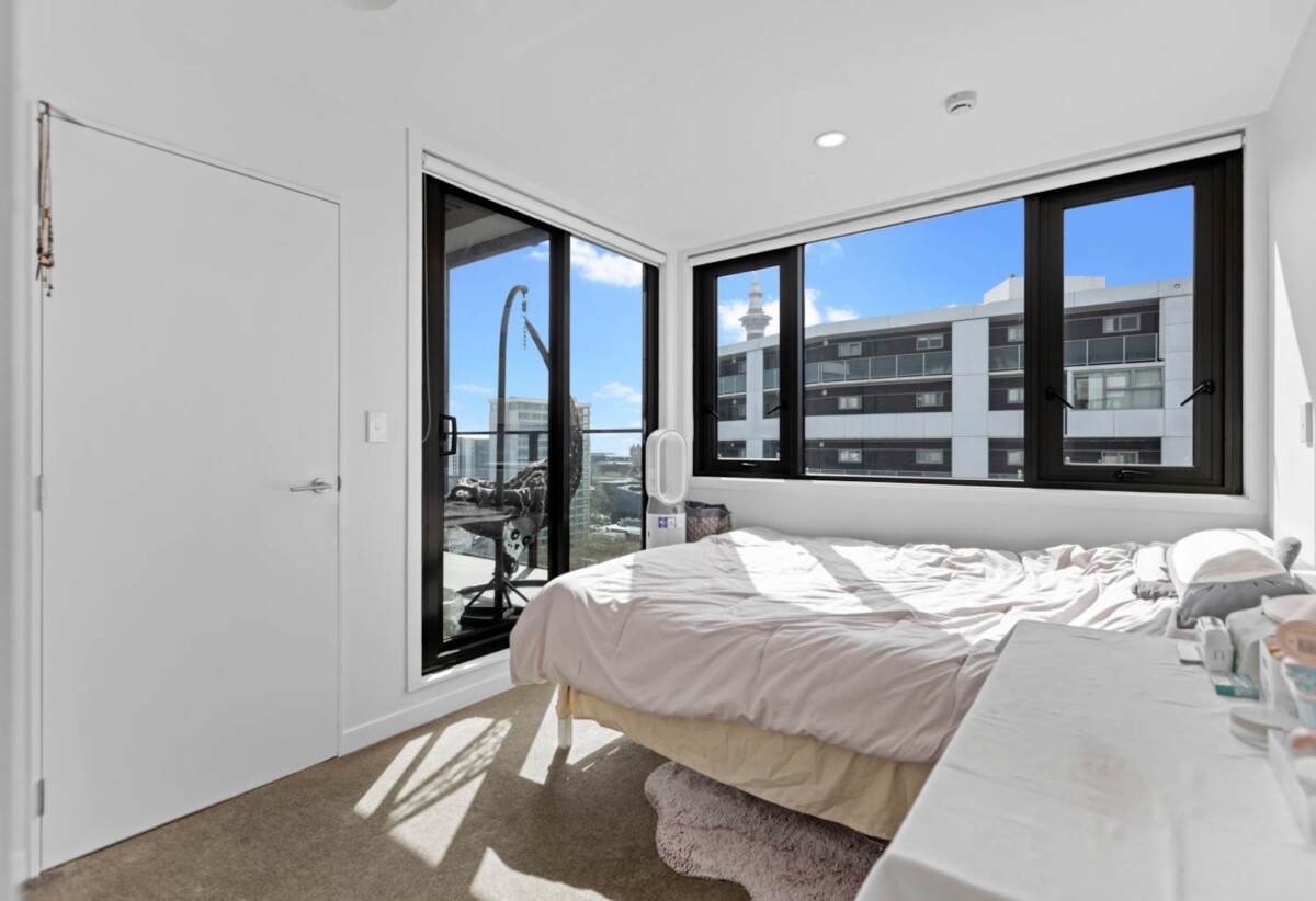 Double Grammar school zone, 53m2 Freehold 2 beds (1bed + 1 flexi room) 1 bath apartment, 0.9 km to Auckland Girls’ Grammar School, 1.7 km to Auckland Grammar, 1406/438 Queen Street, City Centre, Auckland