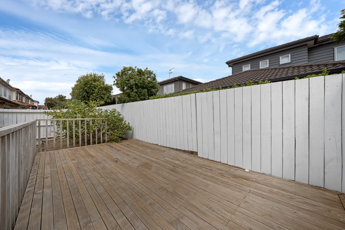Standalone 4 beds 2 baths house with double garage on 235m2 section, 32 Maypark Crescent, Flat Bush, Auckland