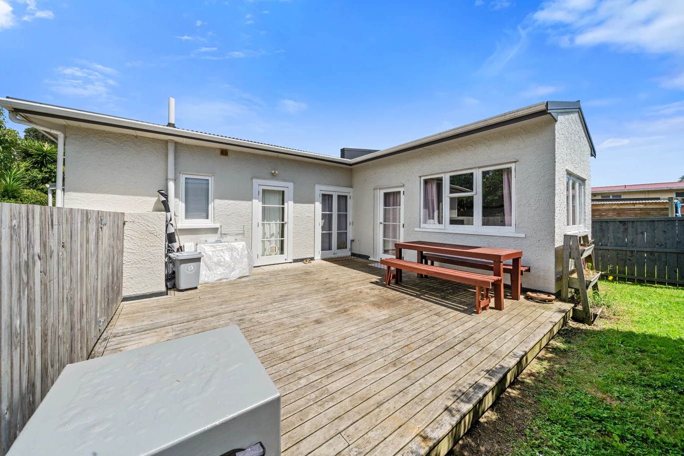 2 standalone 3-beds dwellings on one title and 675m2 section, Both homes are in great condition, minutes from Otahuhu Town Centre, close to schools, motorway access, Sylvia Park Shopping Centre, 32 Hutton Stree, Otahuhu, Auckland