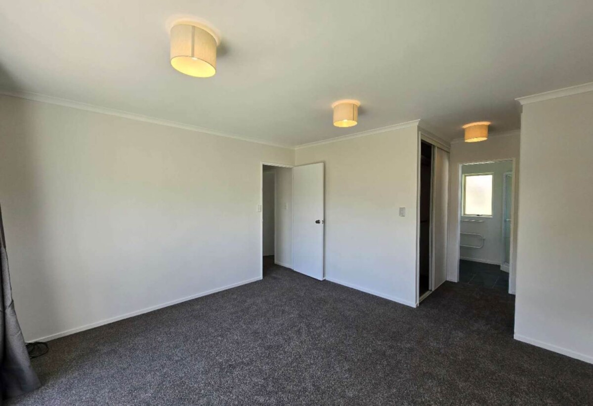 For rent, GARAGE NOT INCLUDED, Refreshed 3 Beds 2 baths house, available now, 116 Burswood Drive, Burswood, Auckland