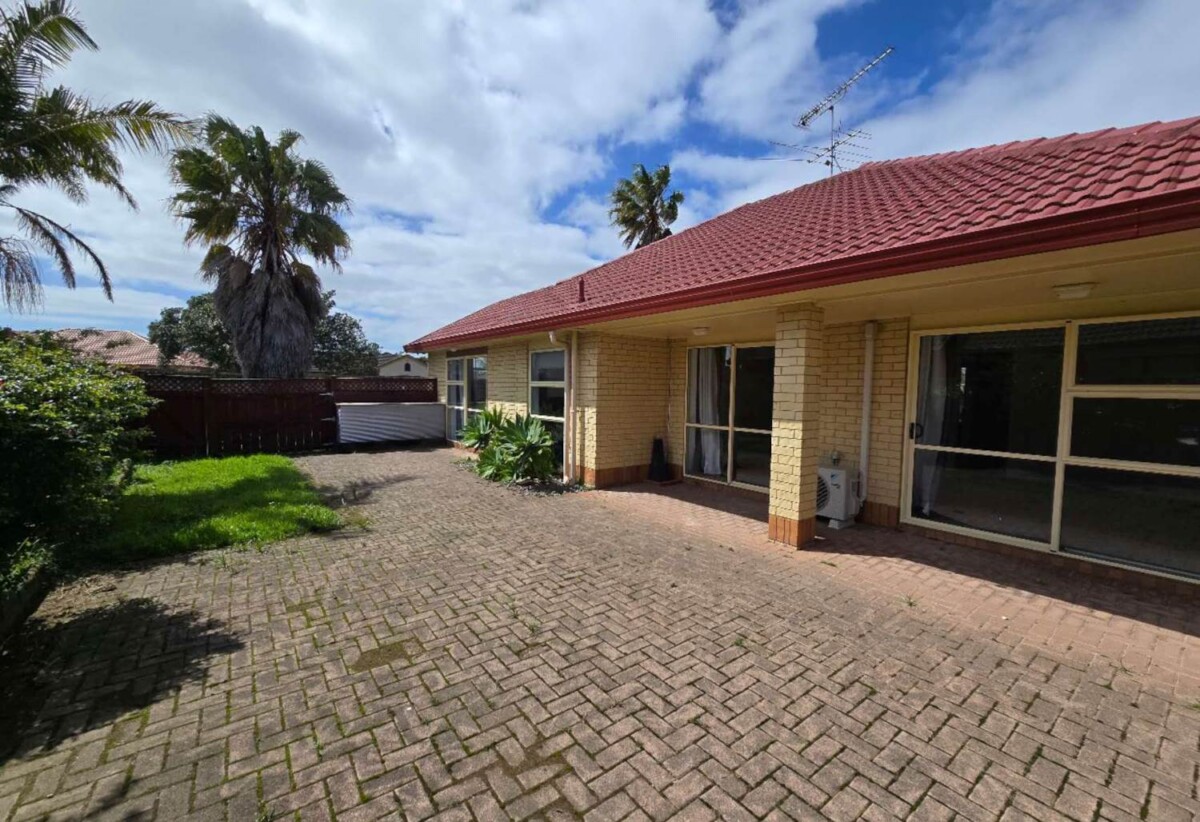 For rent, GARAGE NOT INCLUDED, Refreshed 3 Beds 2 baths house, available now, 116 Burswood Drive, Burswood, Auckland