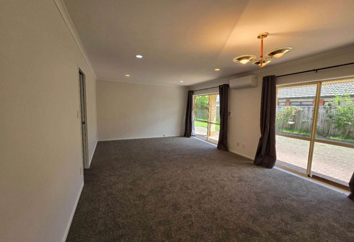 For rent, GARAGE NOT INCLUDED, Refreshed 3 Beds 2 baths house, available now, 116 Burswood Drive, Burswood, Auckland