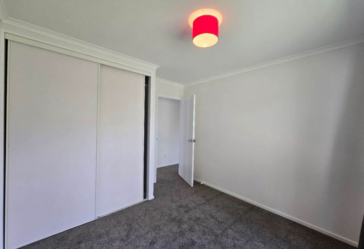 For rent, GARAGE NOT INCLUDED, Refreshed 3 Beds 2 baths house, available now, 116 Burswood Drive, Burswood, Auckland