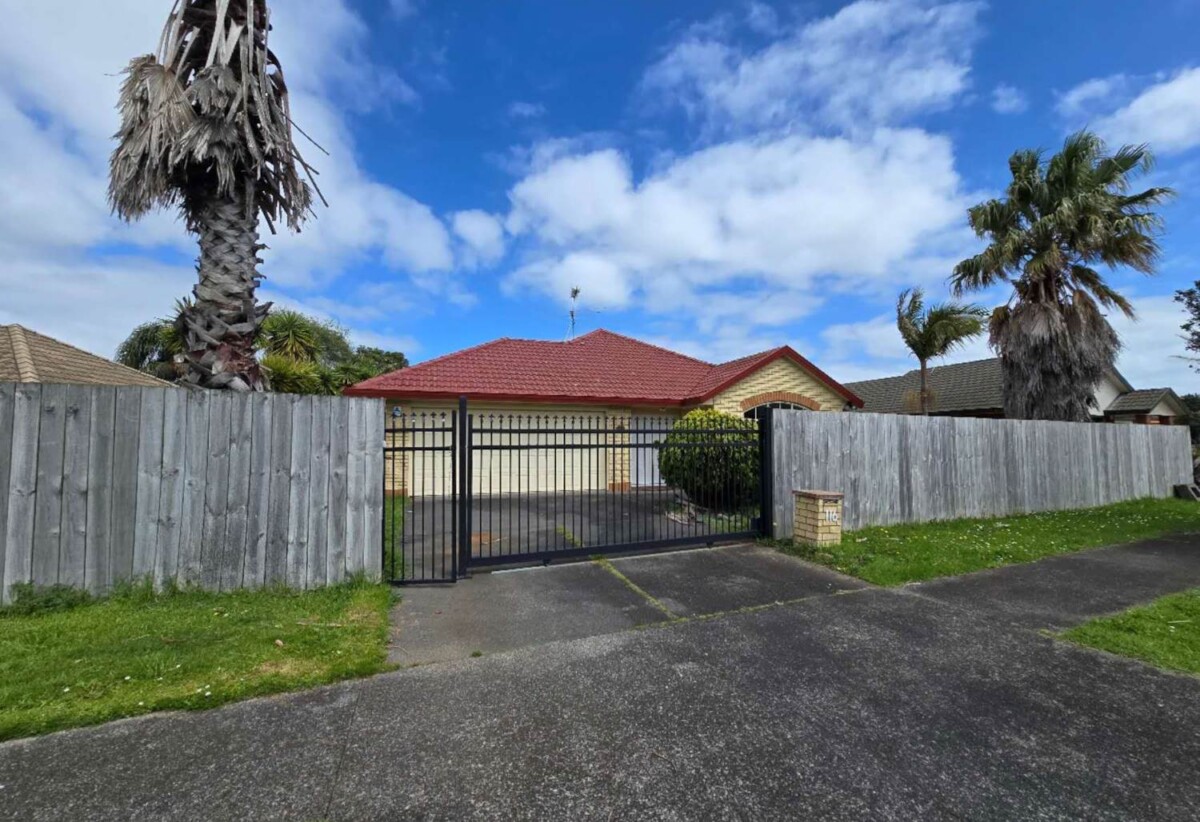 For rent, GARAGE NOT INCLUDED, Refreshed 3 Beds 2 baths house, available now, 116 Burswood Drive, Burswood, Auckland