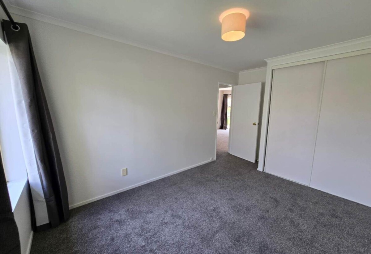 For rent, GARAGE NOT INCLUDED, Refreshed 3 Beds 2 baths house, available now, 116 Burswood Drive, Burswood, Auckland
