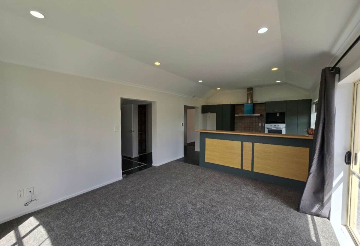 For rent, GARAGE NOT INCLUDED, Refreshed 3 Beds 2 baths house, available now, 116 Burswood Drive, Burswood, Auckland