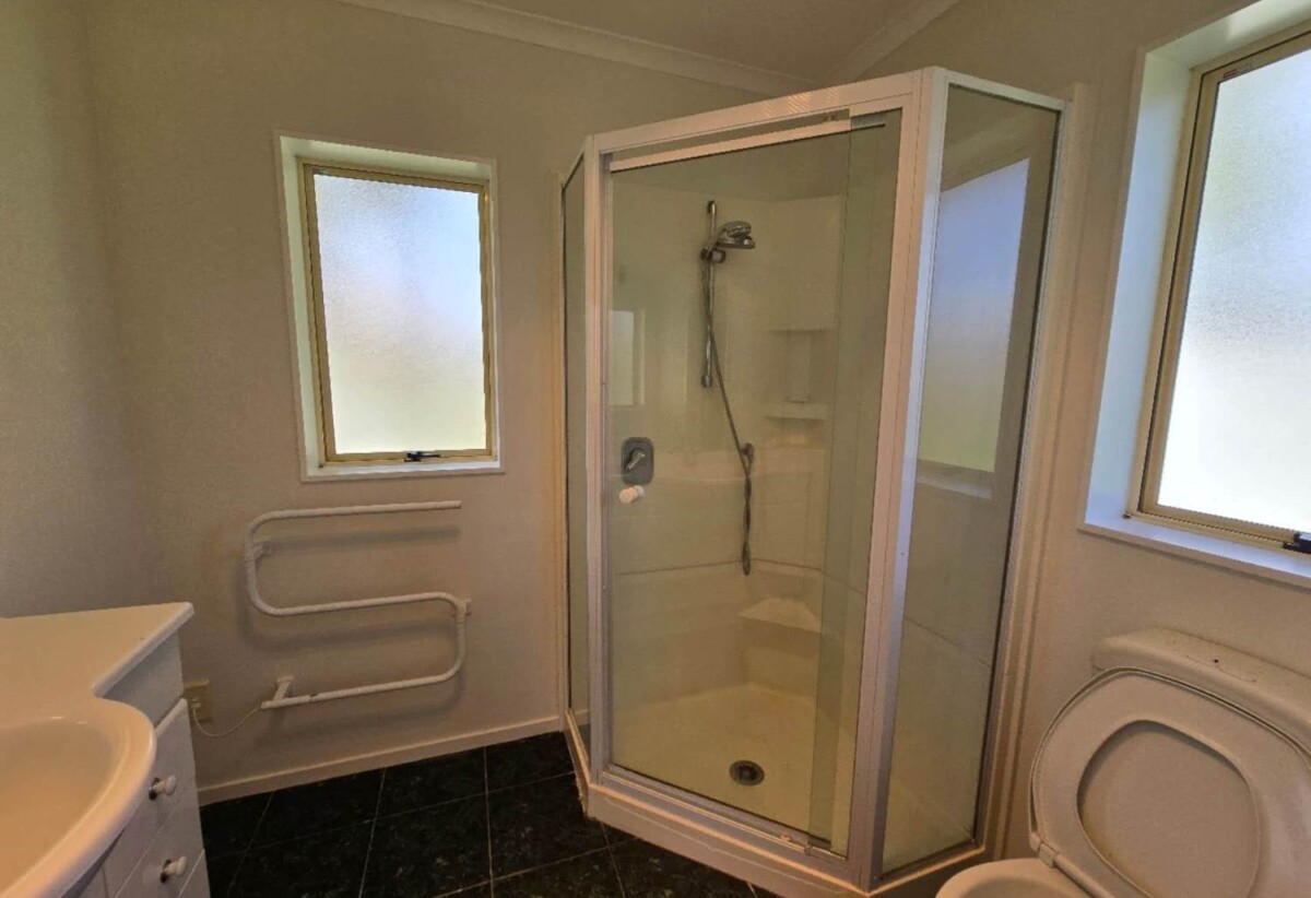 For rent, GARAGE NOT INCLUDED, Refreshed 3 Beds 2 baths house, available now, 116 Burswood Drive, Burswood, Auckland