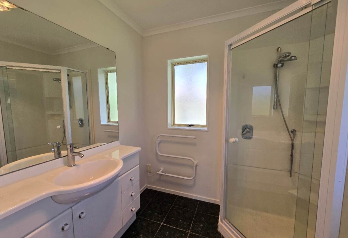 For rent, GARAGE NOT INCLUDED, Refreshed 3 Beds 2 baths house, available now, 116 Burswood Drive, Burswood, Auckland