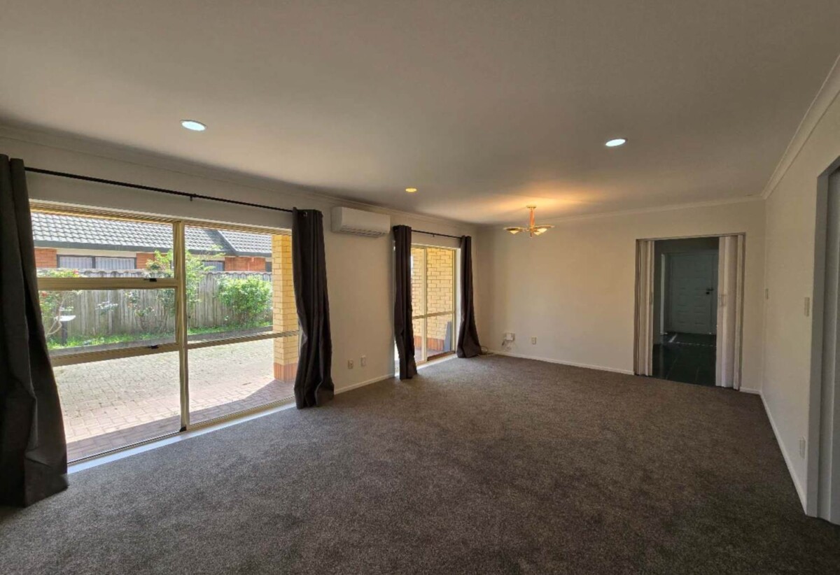 For rent, GARAGE NOT INCLUDED, Refreshed 3 Beds 2 baths house, available now, 116 Burswood Drive, Burswood, Auckland