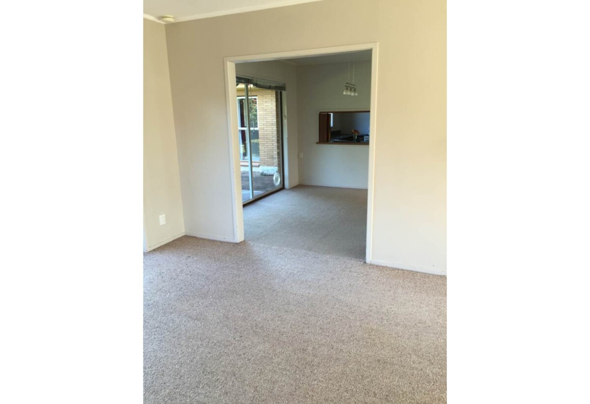For rent 3 beds 2 baths house with a Sperate shed/storage house, within desirable school zones, available now, 14 Imogene Way, Half Moon Bay, Auckland