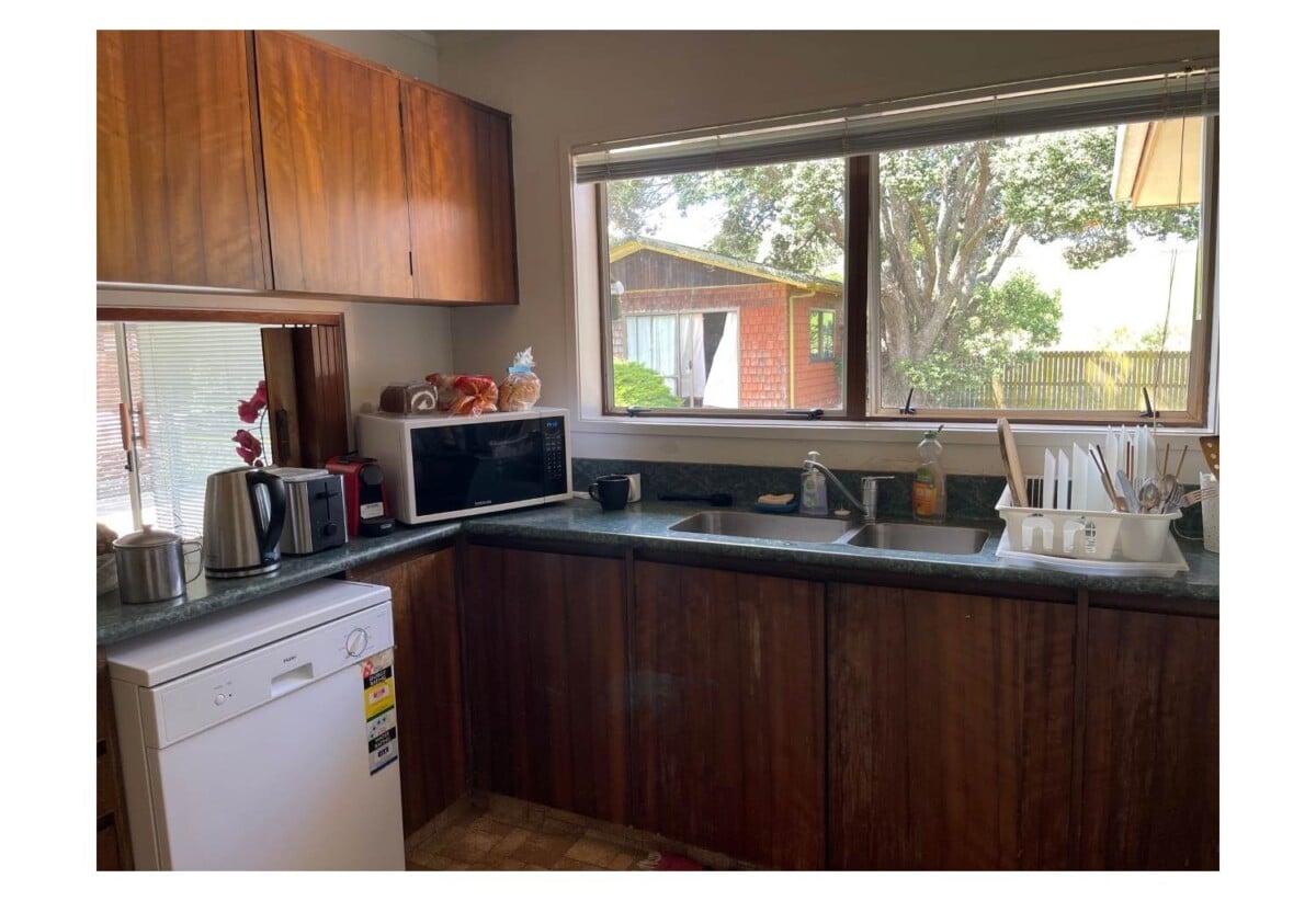 For rent 3 beds 2 baths house with a Sperate shed/storage house, within desirable school zones, available now, 14 Imogene Way, Half Moon Bay, Auckland