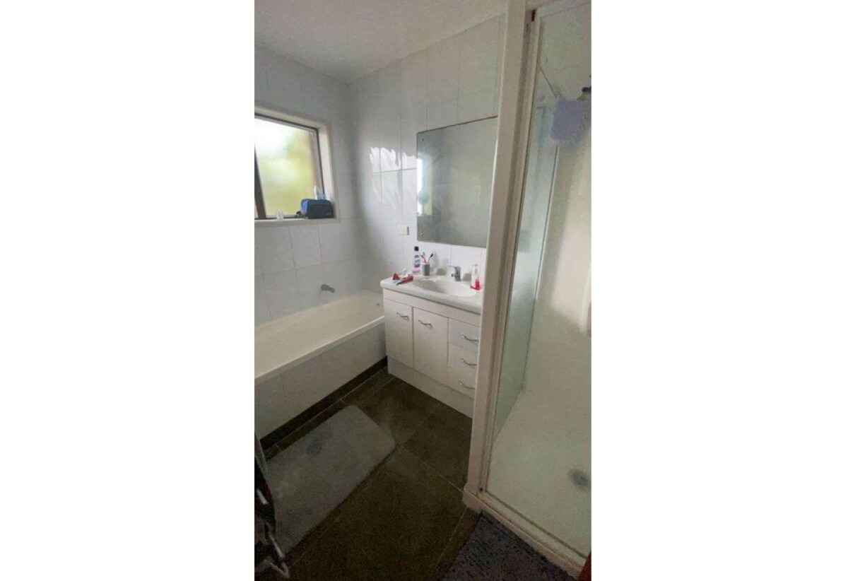 For rent 3 beds 2 baths house with a Sperate shed/storage house, within desirable school zones, available now, 14 Imogene Way, Half Moon Bay, Auckland