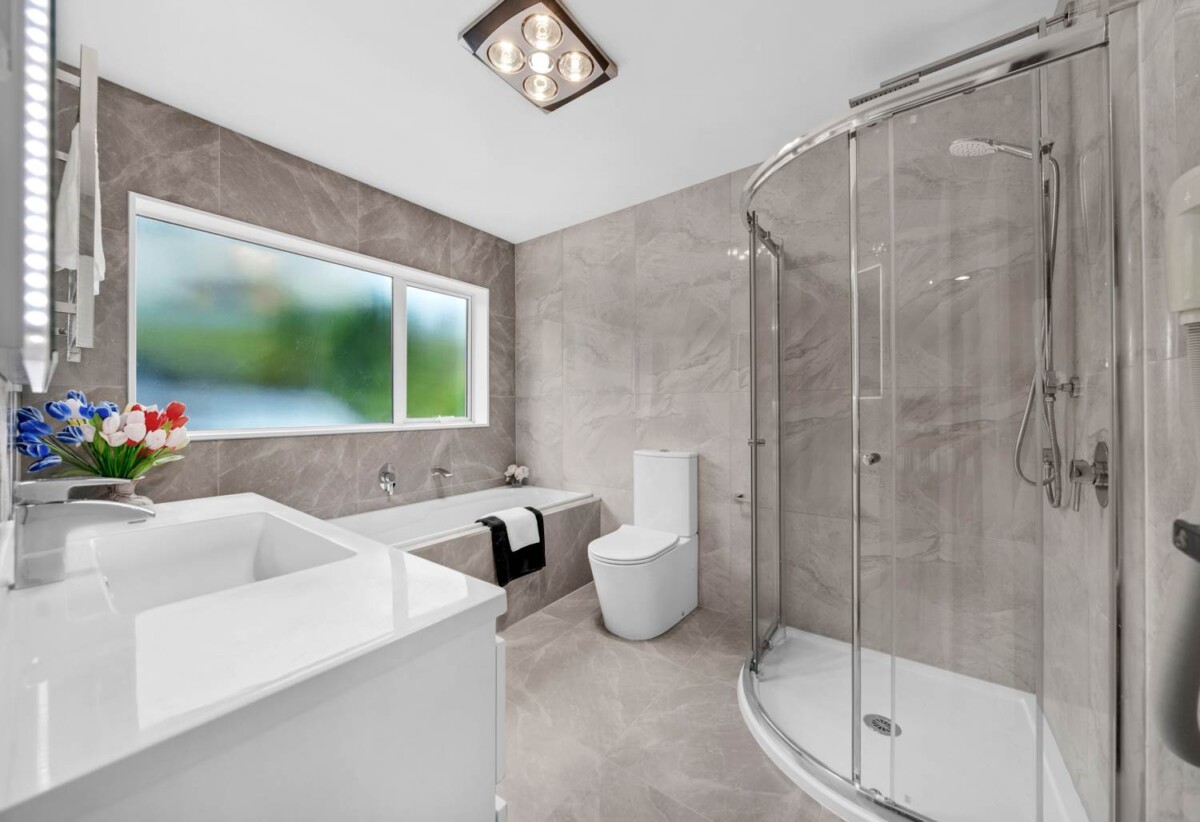 First time in the market since it was custom-built 7 years ago, 288m2 5 beds 3.5 baths house on 463m2 section, 1.3 km to Kelvin Road School, 1.9 km to Papakura Intermediate, 2 km to Papakura High School, 110 Keri Vista Rise, Papakura, Auckland