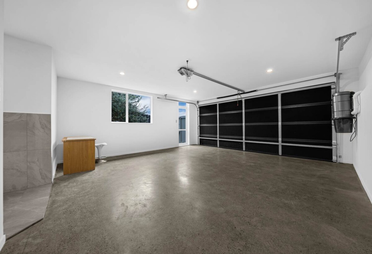 First time in the market since it was custom-built 7 years ago, 288m2 5 beds 3.5 baths house on 463m2 section, 1.3 km to Kelvin Road School, 1.9 km to Papakura Intermediate, 2 km to Papakura High School, 110 Keri Vista Rise, Papakura, Auckland