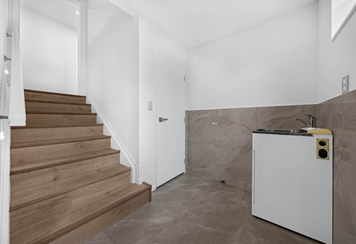 First time in the market since it was custom-built 7 years ago, 288m2 5 beds 3.5 baths house on 463m2 section, 1.3 km to Kelvin Road School, 1.9 km to Papakura Intermediate, 2 km to Papakura High School, 110 Keri Vista Rise, Papakura, Auckland