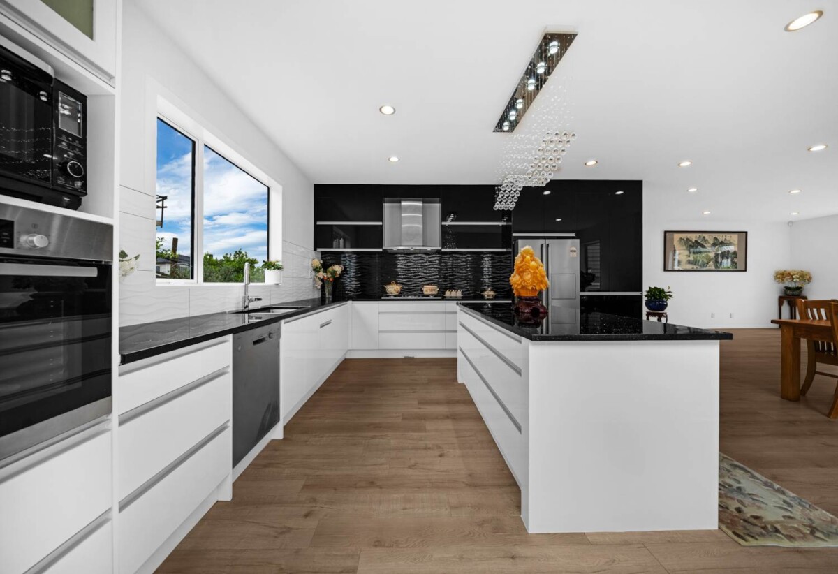 First time in the market since it was custom-built 7 years ago, 288m2 5 beds 3.5 baths house on 463m2 section, 1.3 km to Kelvin Road School, 1.9 km to Papakura Intermediate, 2 km to Papakura High School, 110 Keri Vista Rise, Papakura, Auckland