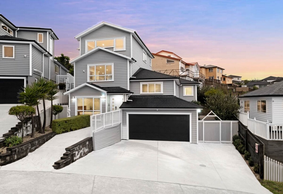 First time in the market since it was custom-built 7 years ago, 288m2 5 beds 3.5 baths house on 463m2 section, 1.3 km to Kelvin Road School, 1.9 km to Papakura Intermediate, 2 km to Papakura High School, 110 Keri Vista Rise, Papakura, Auckland