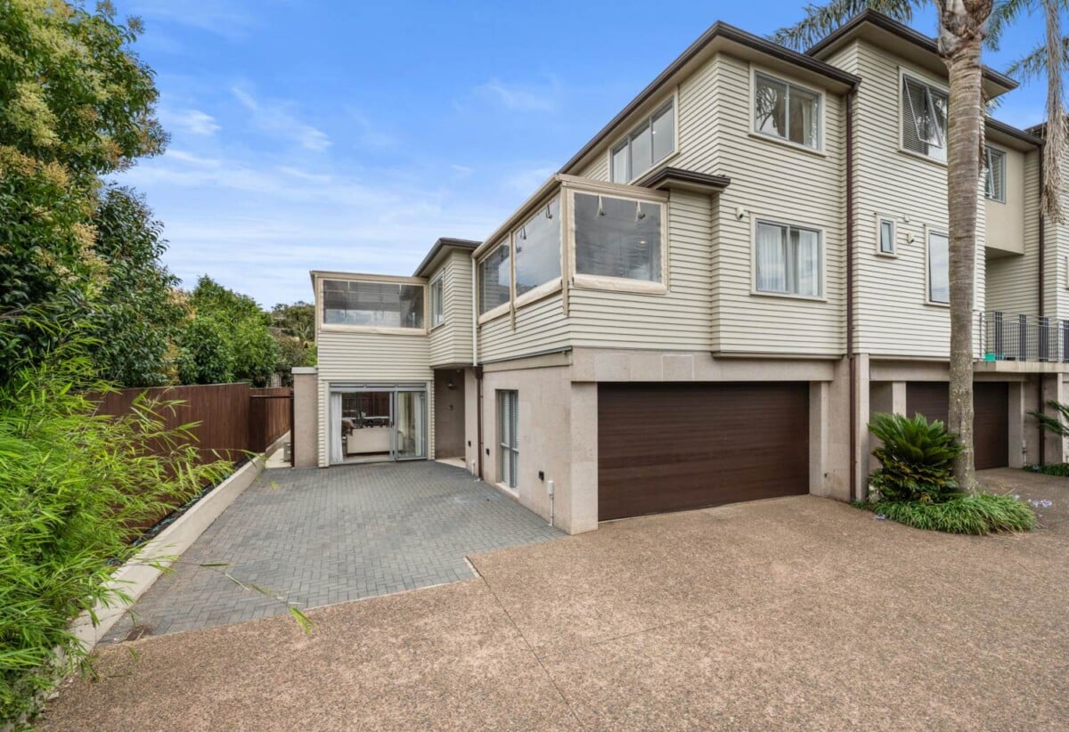 Auckland Grammar and Epsom Girls’ Grammar School zone, 5 beds 3.5 baths home with double garage, 0.3 km to Epsom Girls’ Grammar School, 1.1 km to Auckland Grammar, 22F Owens Road, Epsom, Auckland