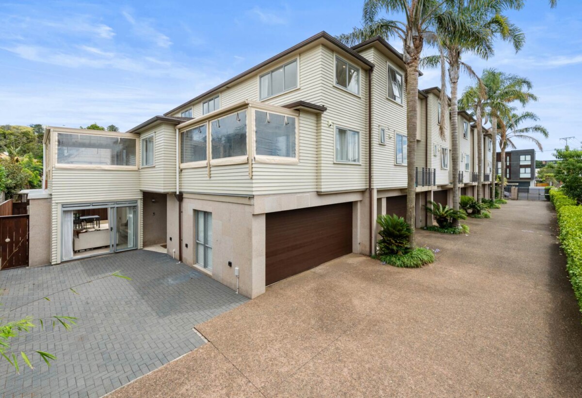 Auckland Grammar and Epsom Girls’ Grammar School zone, 5 beds 3.5 baths home with double garage, 0.3 km to Epsom Girls’ Grammar School, 1.1 km to Auckland Grammar, 22F Owens Road, Epsom, Auckland