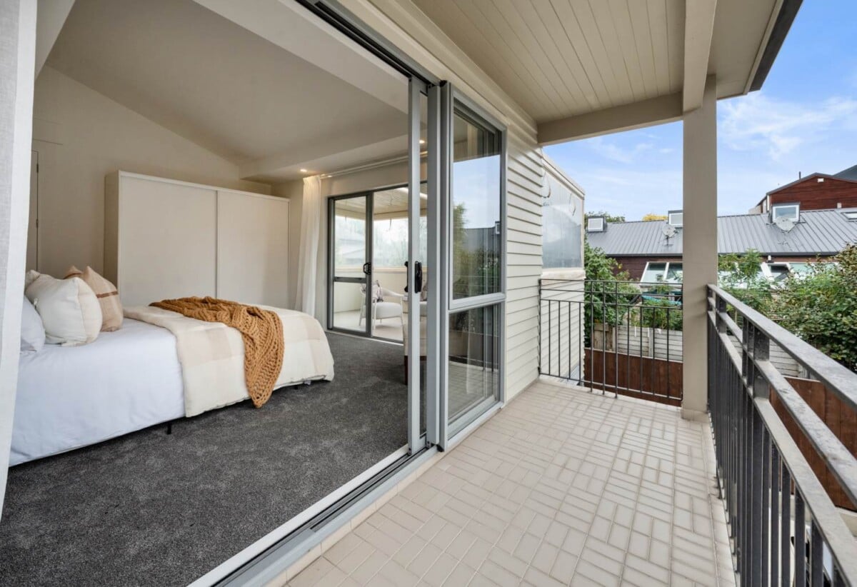 Auckland Grammar and Epsom Girls’ Grammar School zone, 5 beds 3.5 baths home with double garage, 0.3 km to Epsom Girls’ Grammar School, 1.1 km to Auckland Grammar, 22F Owens Road, Epsom, Auckland