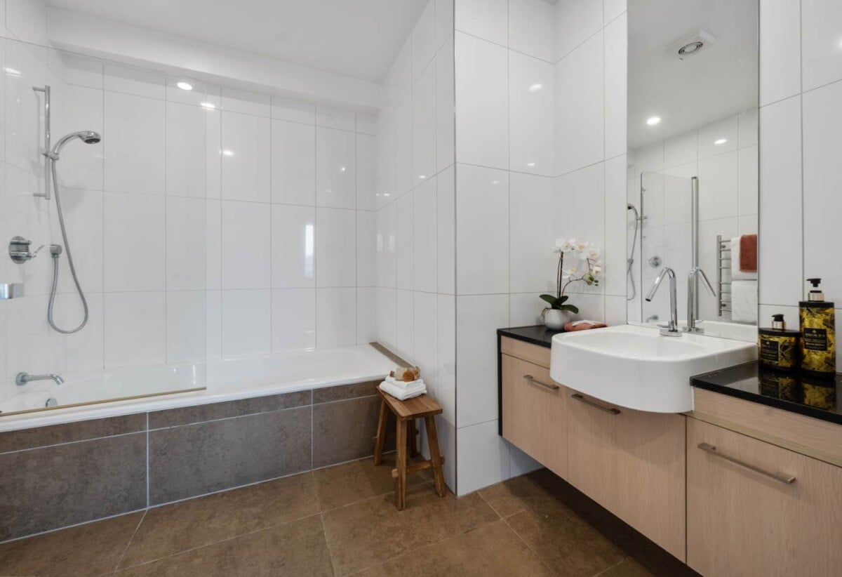Auckland Grammar and Epsom Girls’ Grammar School zone, 5 beds 3.5 baths home with double garage, 0.3 km to Epsom Girls’ Grammar School, 1.1 km to Auckland Grammar, 22F Owens Road, Epsom, Auckland