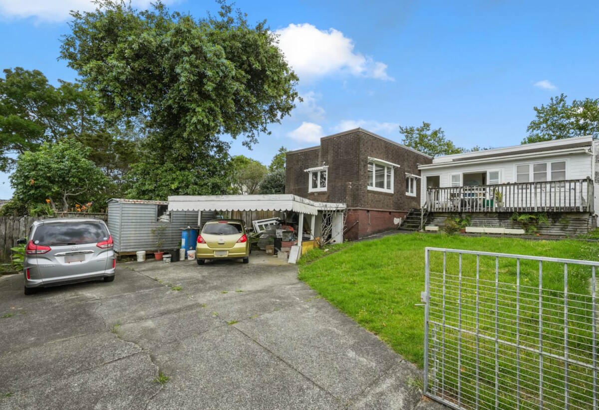 5 beds 2 baths house near Lawson Park, close to the New Lynn shopping center, 0.4 km to New Lynn School, 27 Seabrook Avenue, New Lynn, Auckland
