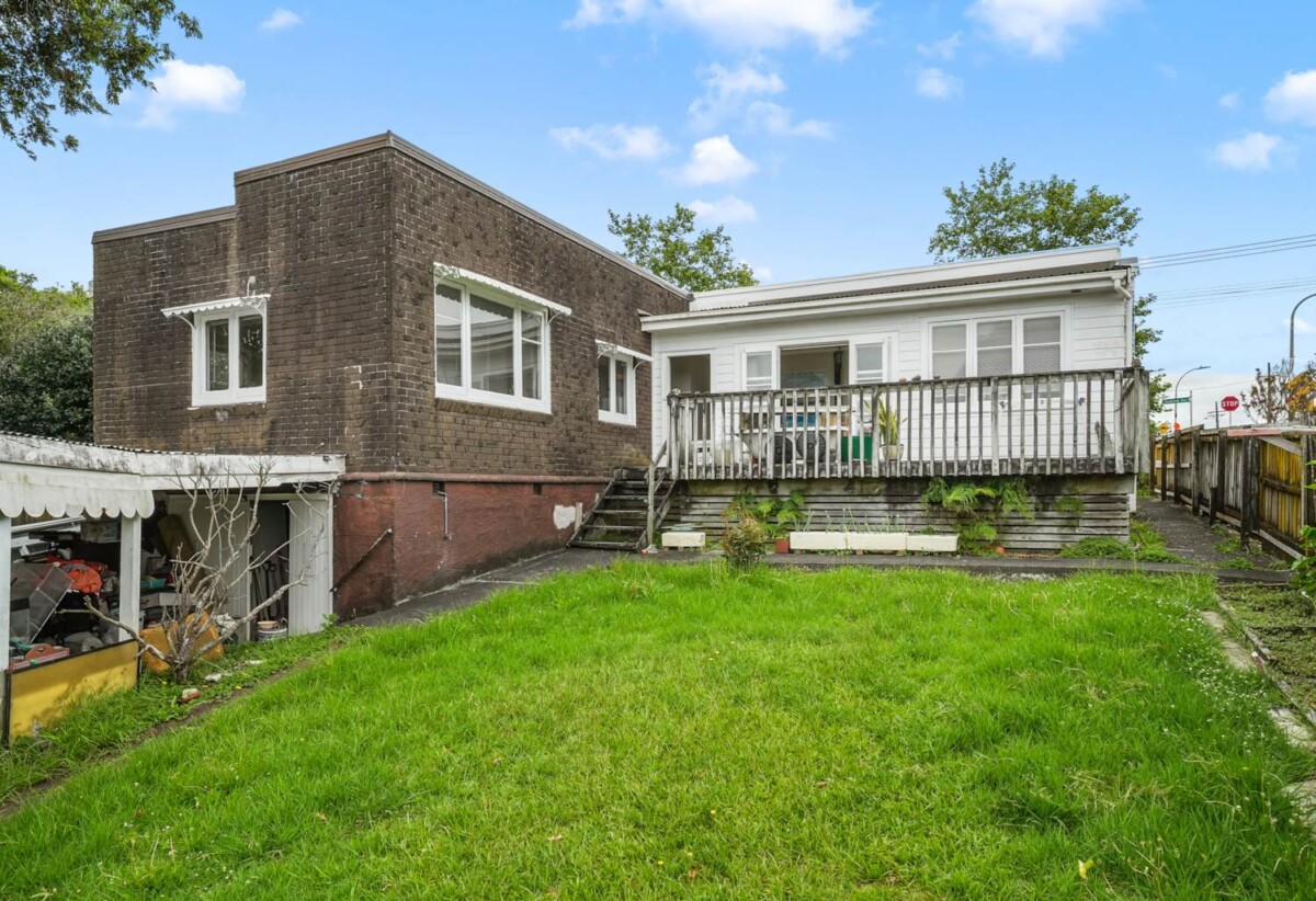 5 beds 2 baths house near Lawson Park, close to the New Lynn shopping center, 0.4 km to New Lynn School, 27 Seabrook Avenue, New Lynn, Auckland