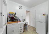 5 beds 2 baths house near Lawson Park, close to the New Lynn shopping center, 0.4 km to New Lynn School, 27 Seabrook Avenue, New Lynn, Auckland