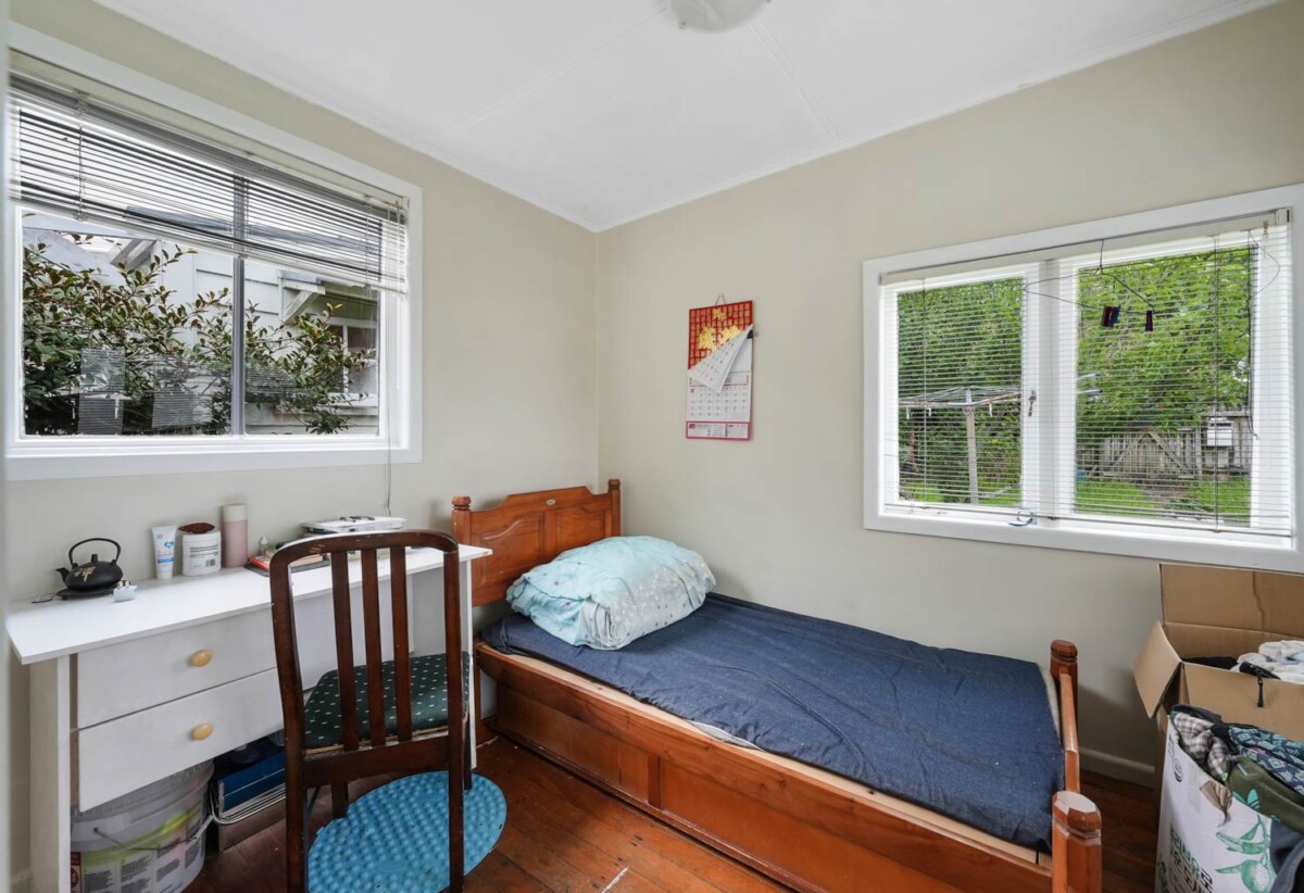 5 beds 2 baths house near Lawson Park, close to the New Lynn shopping center, 0.4 km to New Lynn School, 27 Seabrook Avenue, New Lynn, Auckland