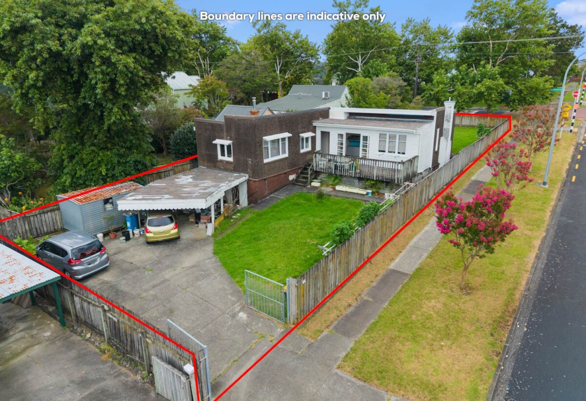 5 beds 2 baths house near Lawson Park, close to the New Lynn shopping center, 0.4 km to New Lynn School, 27 Seabrook Avenue, New Lynn, Auckland