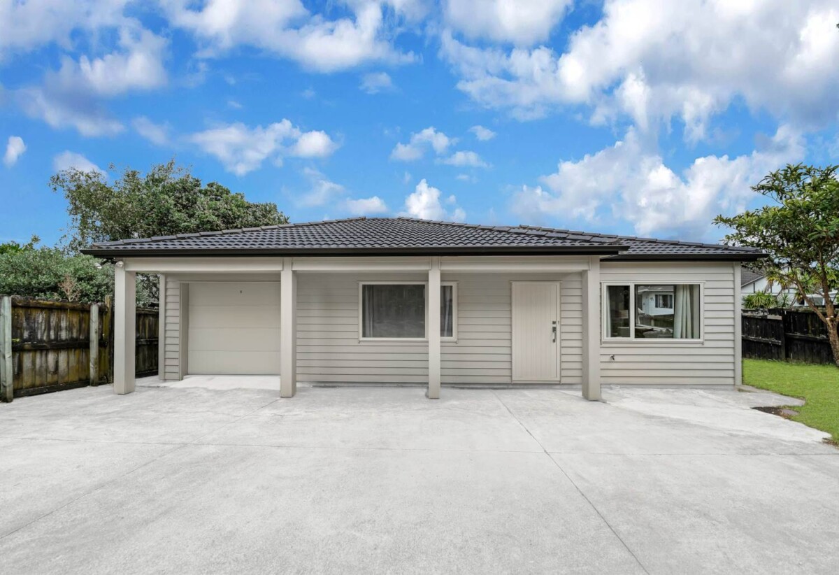 Freehold standalone 2 beds 1 bath house with garage on 259m2 section, zoneds for Botany Downs School, Owairoa Primary, Howick Intermediate, and Pakuranga College, close to Pakuranga Golf Club, shopping centres, 13A Gosford Drive, Botany Downs, Auckland