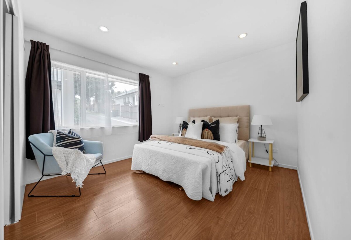 Freehold standalone 2 beds 1 bath house with garage on 259m2 section, zoneds for Botany Downs School, Owairoa Primary, Howick Intermediate, and Pakuranga College, close to Pakuranga Golf Club, shopping centres, 13A Gosford Drive, Botany Downs, Auckland