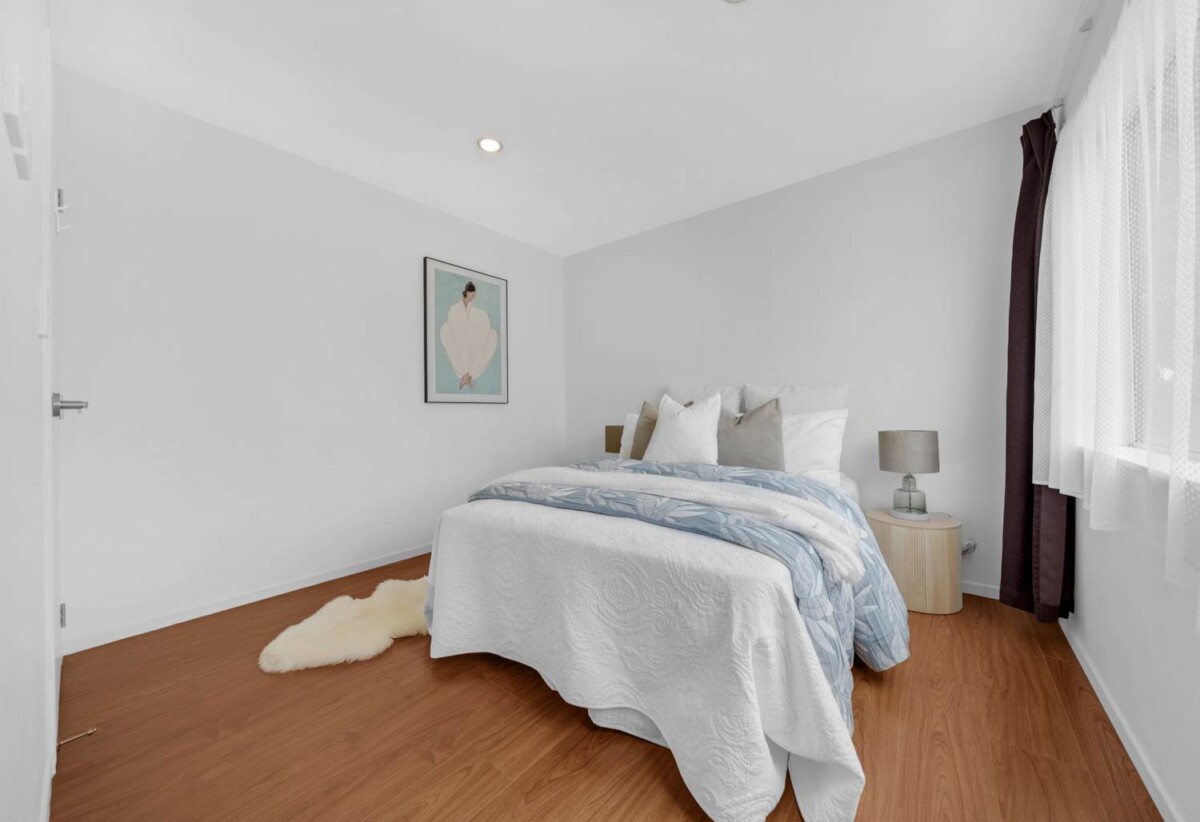 Freehold standalone 2 beds 1 bath house with garage on 259m2 section, zoneds for Botany Downs School, Owairoa Primary, Howick Intermediate, and Pakuranga College, close to Pakuranga Golf Club, shopping centres, 13A Gosford Drive, Botany Downs, Auckland