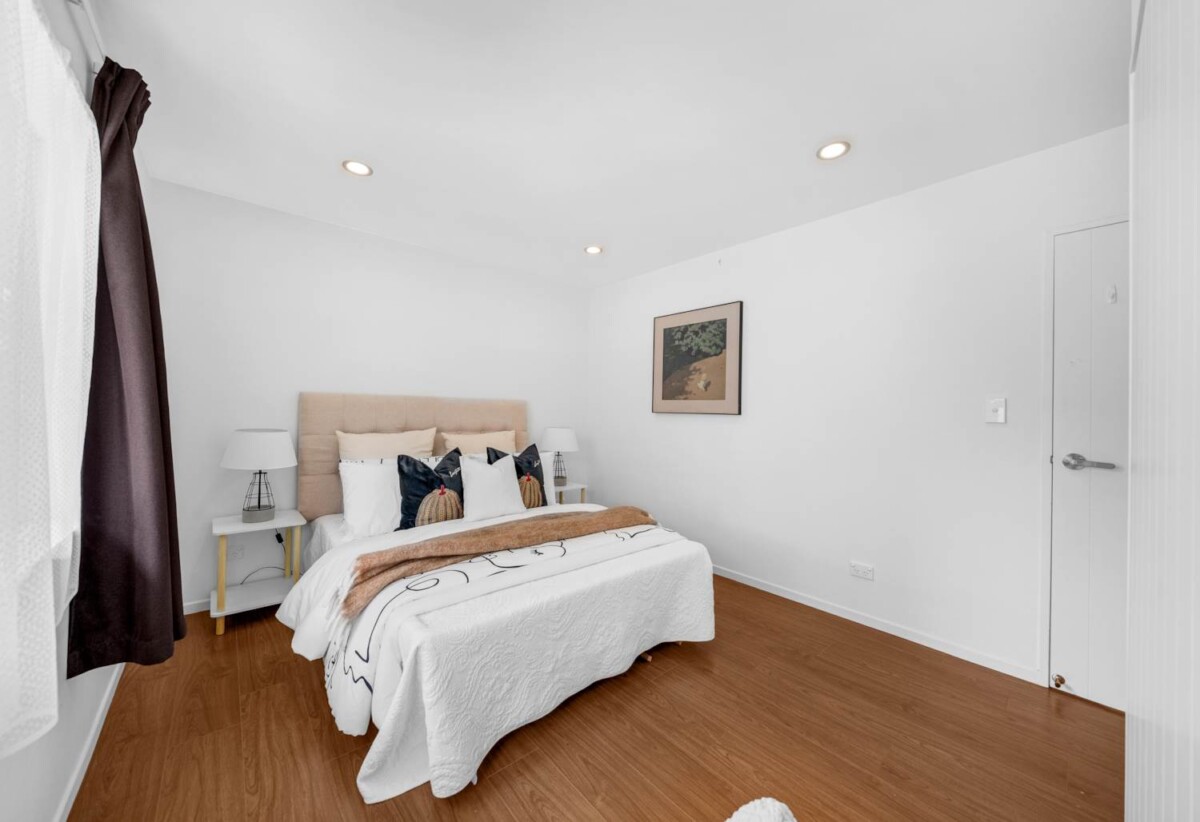 Freehold standalone 2 beds 1 bath house with garage on 259m2 section, zoneds for Botany Downs School, Owairoa Primary, Howick Intermediate, and Pakuranga College, close to Pakuranga Golf Club, shopping centres, 13A Gosford Drive, Botany Downs, Auckland