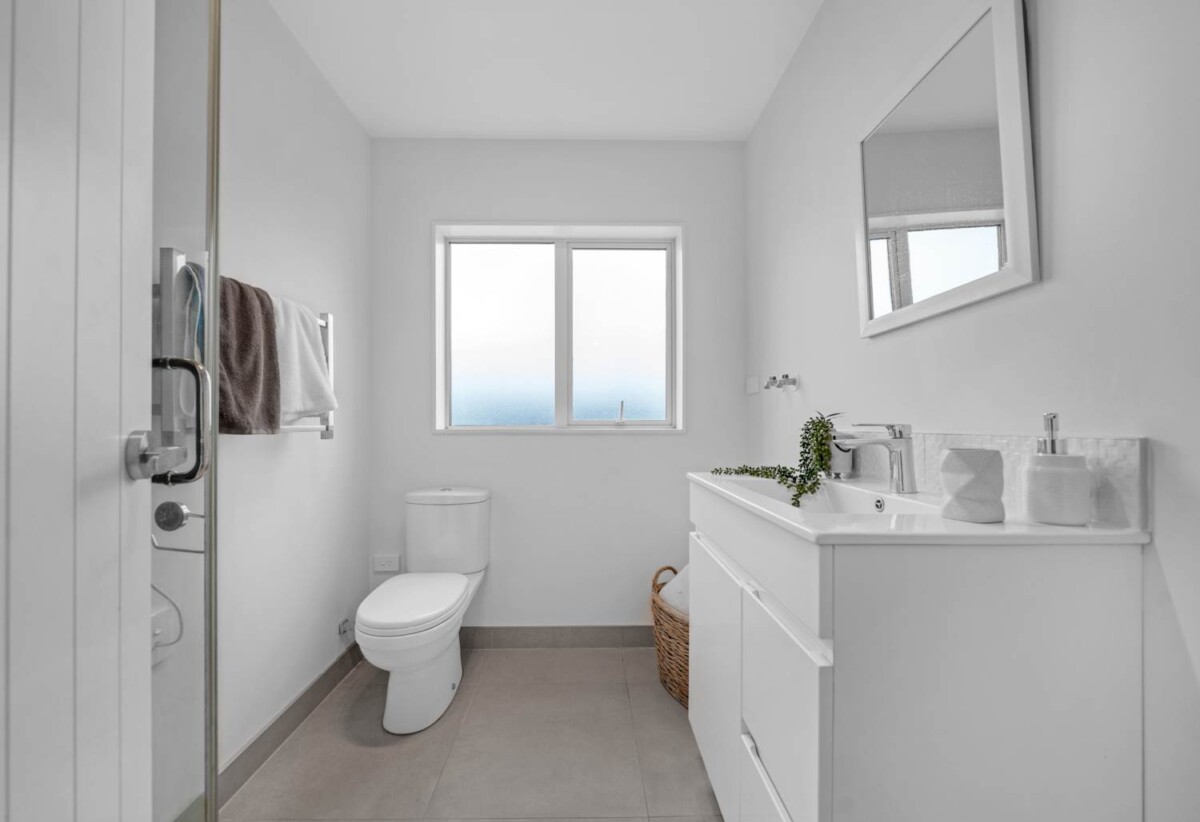 Freehold standalone 2 beds 1 bath house with garage on 259m2 section, zoneds for Botany Downs School, Owairoa Primary, Howick Intermediate, and Pakuranga College, close to Pakuranga Golf Club, shopping centres, 13A Gosford Drive, Botany Downs, Auckland