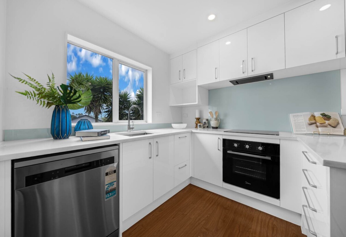 Freehold standalone 2 beds 1 bath house with garage on 259m2 section, zoneds for Botany Downs School, Owairoa Primary, Howick Intermediate, and Pakuranga College, close to Pakuranga Golf Club, shopping centres, 13A Gosford Drive, Botany Downs, Auckland