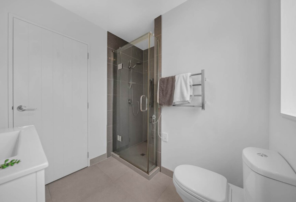 Freehold standalone 2 beds 1 bath house with garage on 259m2 section, zoneds for Botany Downs School, Owairoa Primary, Howick Intermediate, and Pakuranga College, close to Pakuranga Golf Club, shopping centres, 13A Gosford Drive, Botany Downs, Auckland