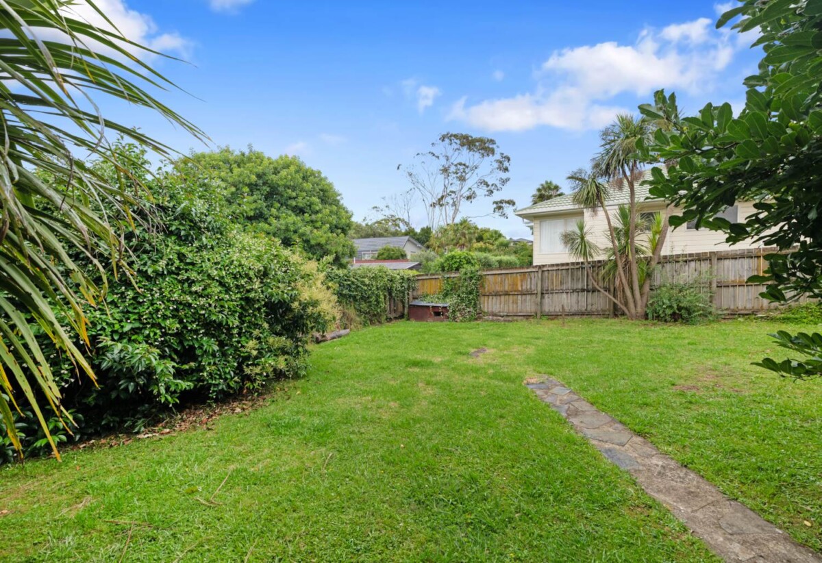 Standalone freehold Brick 1 bed 1 bath house on 481m2 section, you have options to extend, add a granny flat, 0.3 km to Elm Park School, 1 km to Pakuranga Intermediate, 1.6 km to Edgewater College, 8A Boys Place, Pakuranga Heights, Auckland