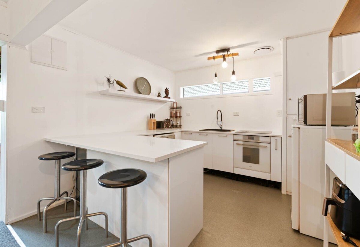 Standalone freehold Brick 1 bed 1 bath house on 481m2 section, you have options to extend, add a granny flat, 0.3 km to Elm Park School, 1 km to Pakuranga Intermediate, 1.6 km to Edgewater College, 8A Boys Place, Pakuranga Heights, Auckland