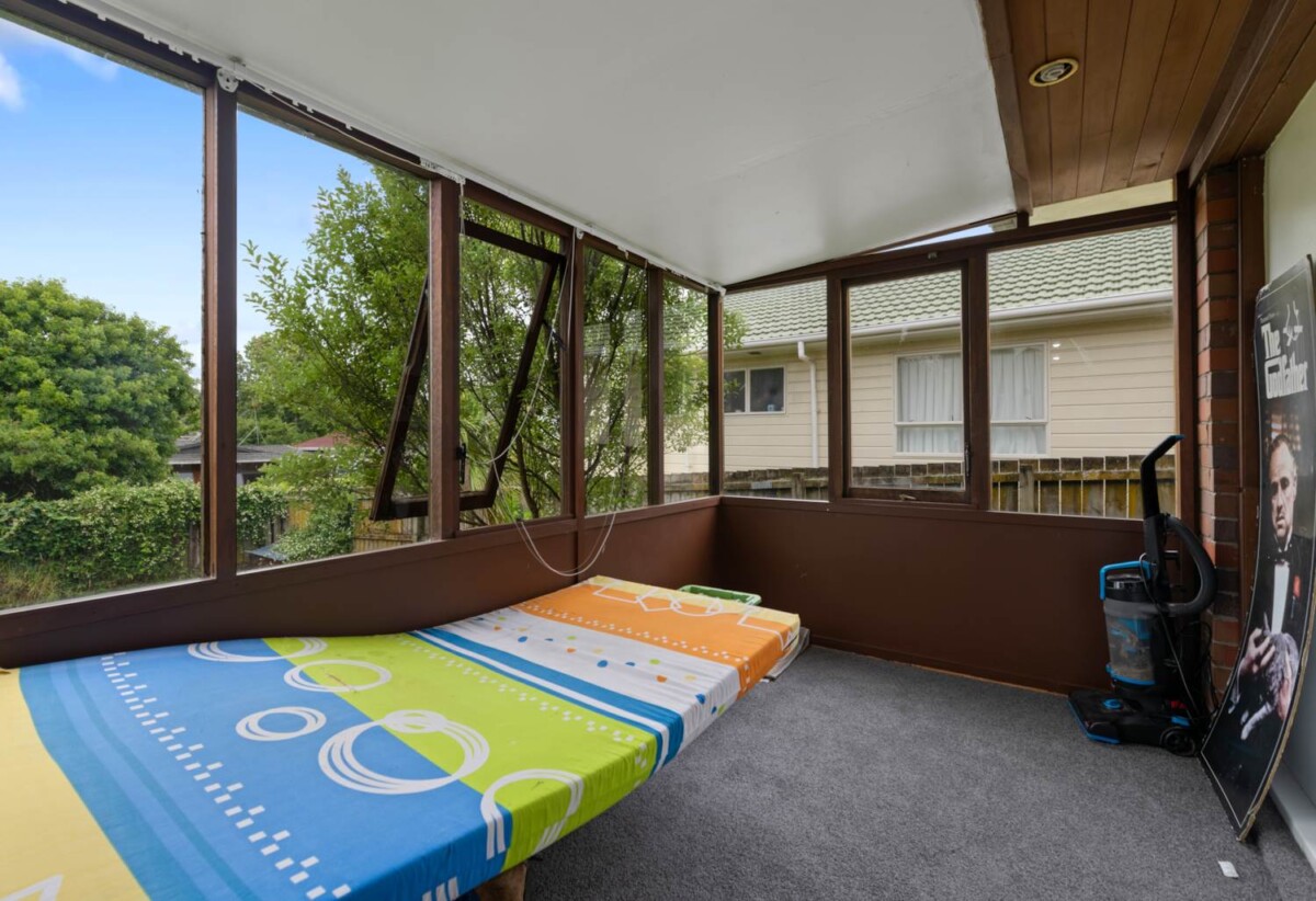 Standalone freehold Brick 1 bed 1 bath house on 481m2 section, you have options to extend, add a granny flat, 0.3 km to Elm Park School, 1 km to Pakuranga Intermediate, 1.6 km to Edgewater College, 8A Boys Place, Pakuranga Heights, Auckland