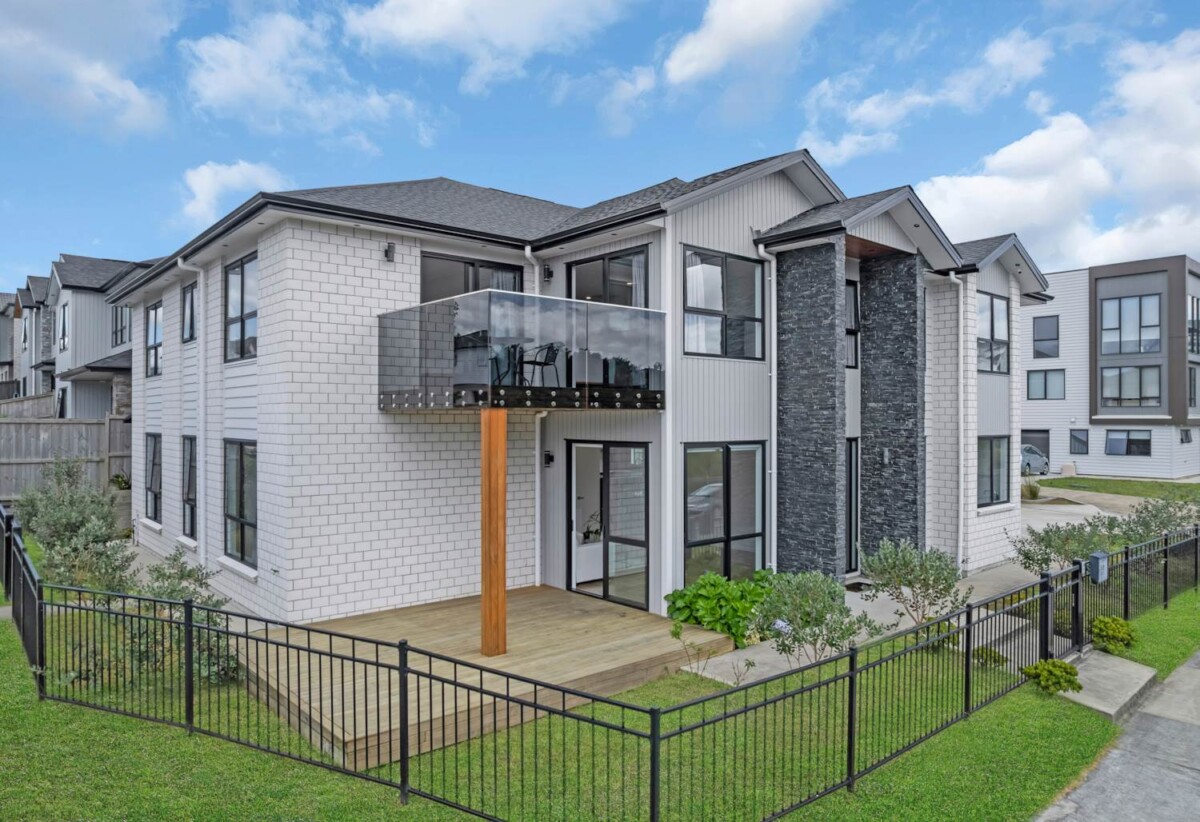 8 beds 6.5 baths house on 462m2 section, with 3 beds granny, 1.6 km to Chapel Downs School, 1.8 km to Ormiston Senior College and Ormiston Junior College, 69 Koromeke Street, Flat Bush, Auckland