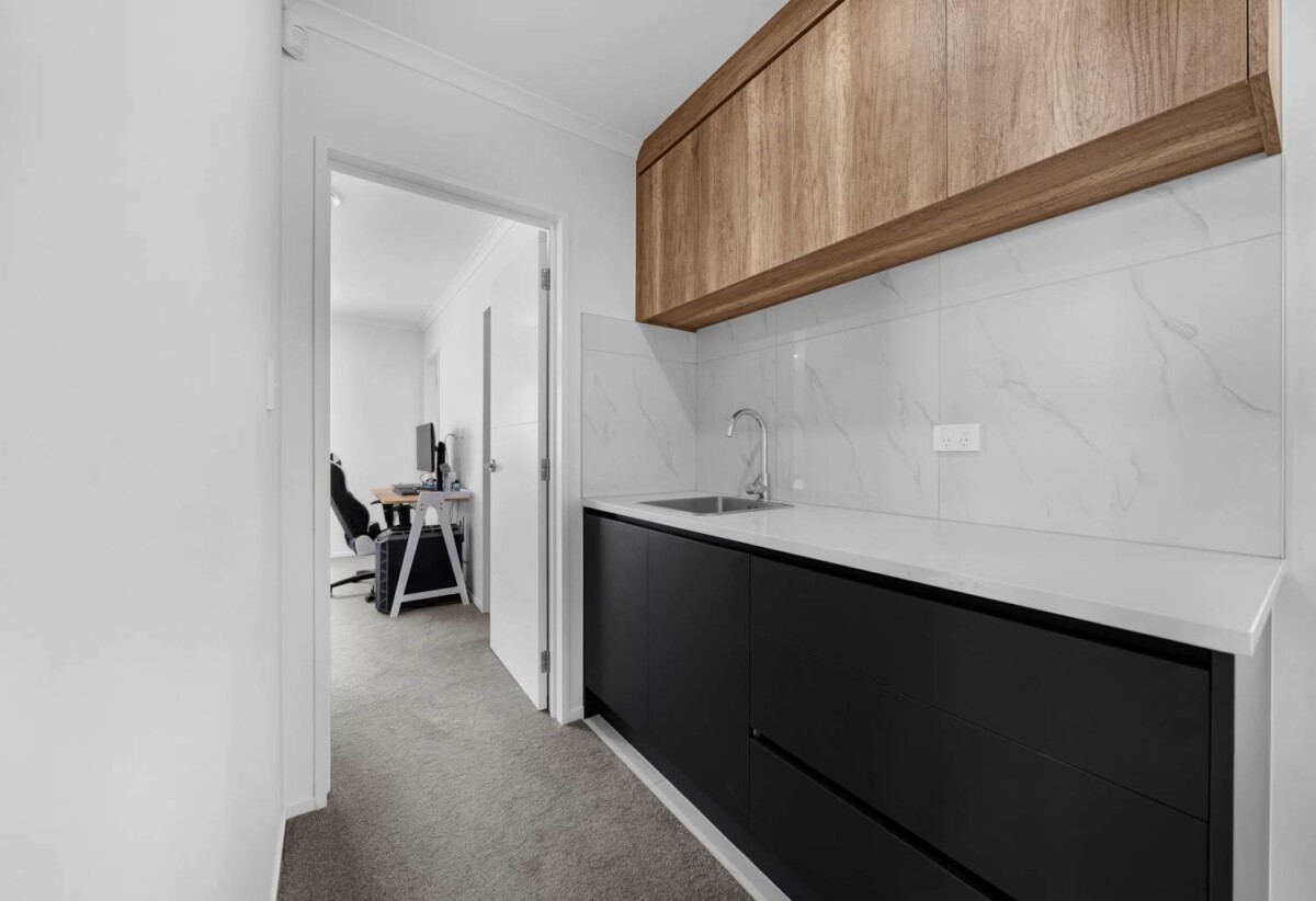 8 beds 6.5 baths house on 462m2 section, with 3 beds granny, 1.6 km to Chapel Downs School, 1.8 km to Ormiston Senior College and Ormiston Junior College, 69 Koromeke Street, Flat Bush, Auckland