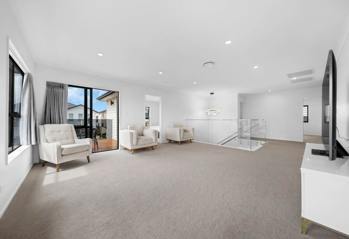 8 beds 6.5 baths house on 462m2 section, with 3 beds granny, 1.6 km to Chapel Downs School, 1.8 km to Ormiston Senior College and Ormiston Junior College, 69 Koromeke Street, Flat Bush, Auckland