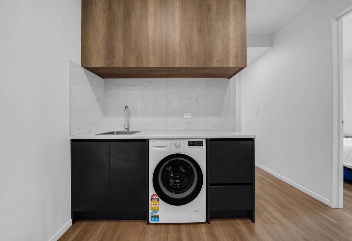 8 beds 6.5 baths house on 462m2 section, with 3 beds granny, 1.6 km to Chapel Downs School, 1.8 km to Ormiston Senior College and Ormiston Junior College, 69 Koromeke Street, Flat Bush, Auckland