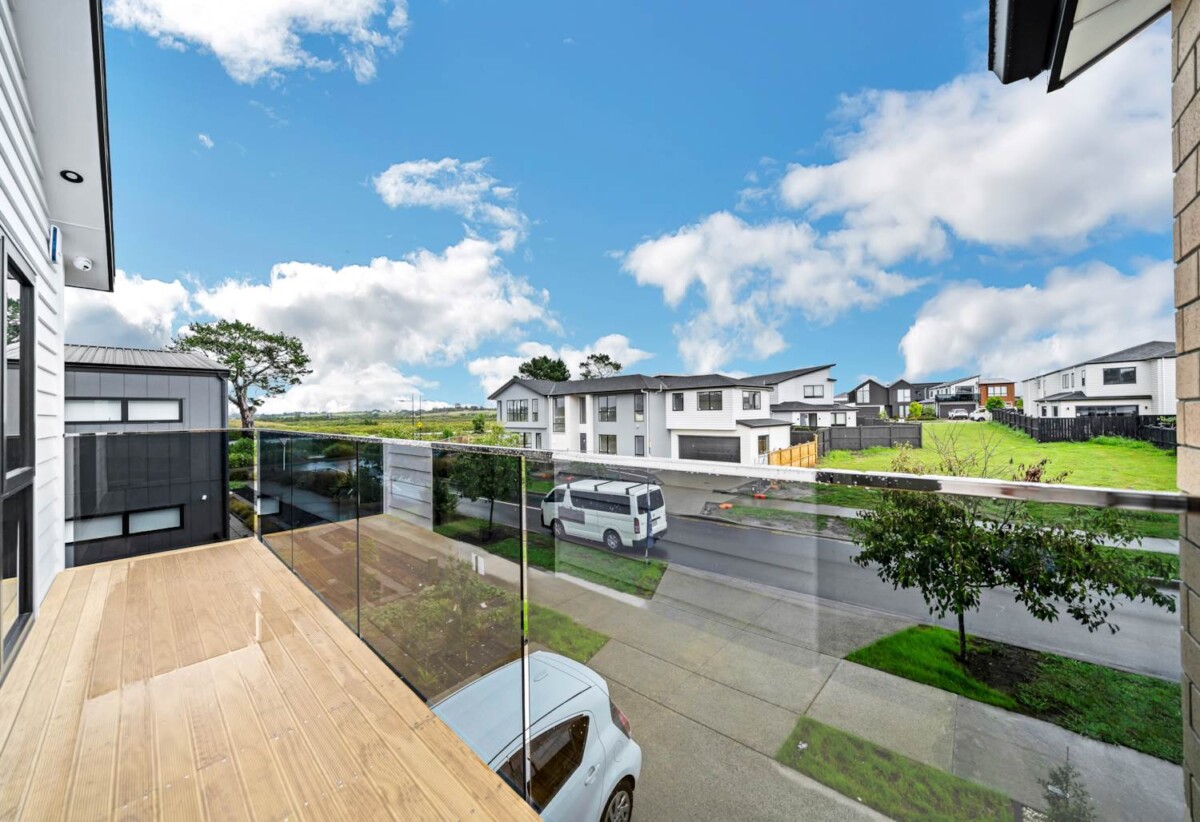 Brandnew 7 beds 5.5 baths house on 359m2 section, with 2 beds granny, 0.5 km to Mangapikopiko School, 1.6 km to Rosehill Intermediate, 1.8 km to Rosehill College, 7 Pineview Drive, Karaka, Auckland