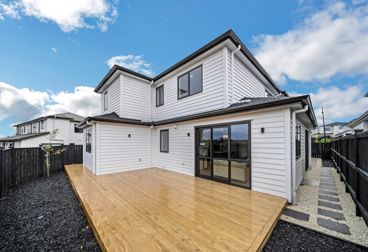 Brandnew 7 beds 5.5 baths house on 359m2 section, with 2 beds granny, 0.5 km to Mangapikopiko School, 1.6 km to Rosehill Intermediate, 1.8 km to Rosehill College, 7 Pineview Drive, Karaka, Auckland