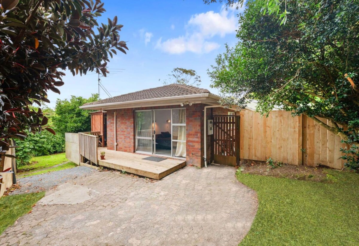 Standalone freehold Brick 1 bed 1 bath house on 481m2 section, you have options to extend, add a granny flat, 0.3 km to Elm Park School, 1 km to Pakuranga Intermediate, 1.6 km to Edgewater College, 8A Boys Place, Pakuranga Heights, Auckland