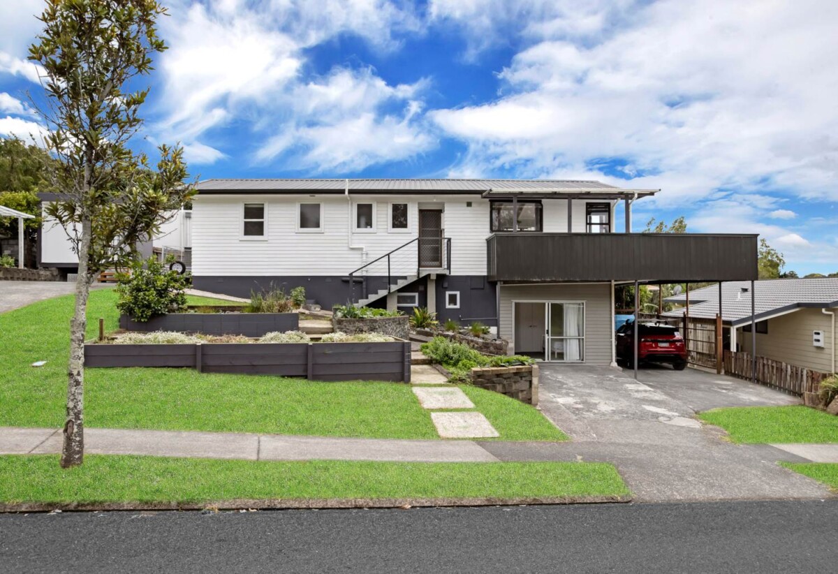 4 beds 2 baths house on 489m2 section, with 1 bed 1 baths granny and 2 flexi rooms, 0.4 km to Elm Park School, 0.8 km to Riverhills School, 1.5 km to Pakuranga Intermediate, 2 La Trobe Street, Pakuranga Heights, Auckland