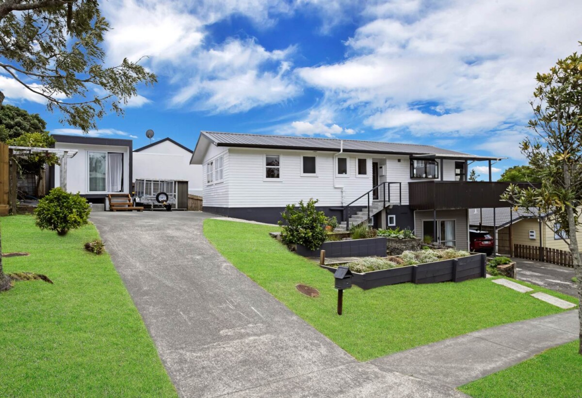 4 beds 2 baths house on 489m2 section, with 1 bed 1 baths granny and 2 flexi rooms, 0.4 km to Elm Park School, 0.8 km to Riverhills School, 1.5 km to Pakuranga Intermediate, 2 La Trobe Street, Pakuranga Heights, Auckland