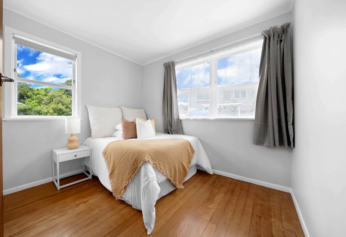 4 beds 2 baths house on 489m2 section, with 1 bed 1 baths granny and 2 flexi rooms, 0.4 km to Elm Park School, 0.8 km to Riverhills School, 1.5 km to Pakuranga Intermediate, 2 La Trobe Street, Pakuranga Heights, Auckland